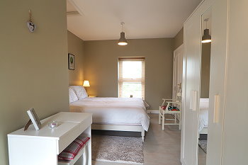 Grosszügig gestaltetes Schlafzimmer mit Doppelbett